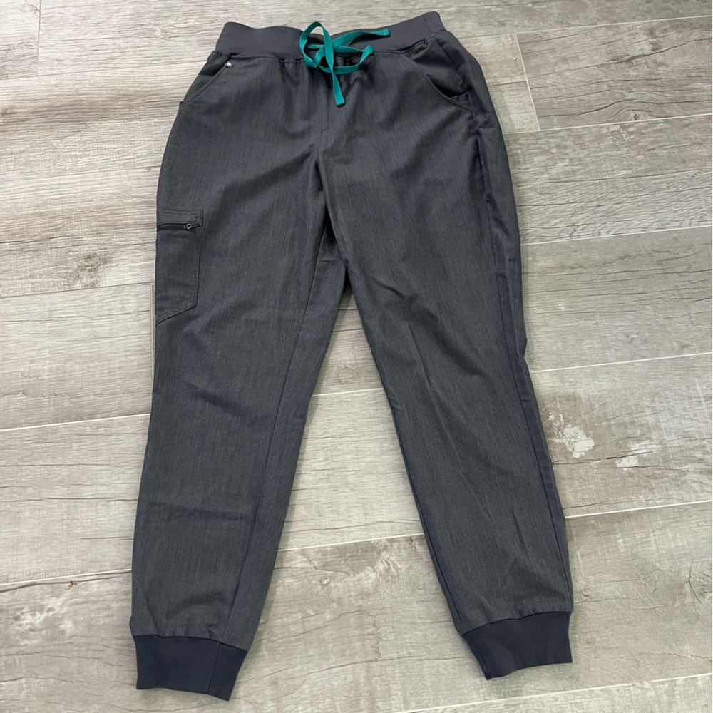 Figs Women’s Zamora Jogger Scrubs. Size M. PO 2707 Graphite